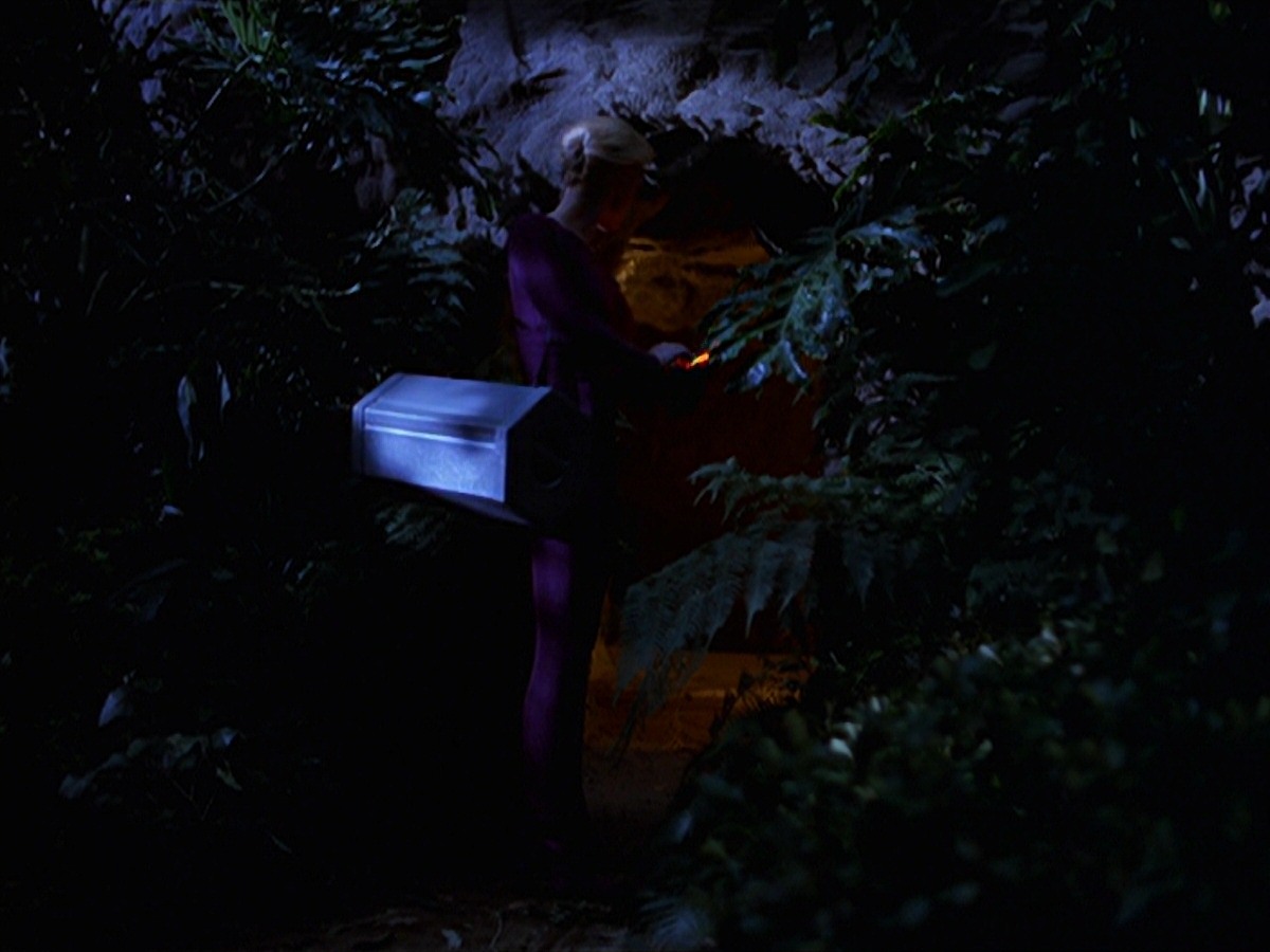 extant_StarTrek_VOY_7x22-NaturalLaw_0833.jpg