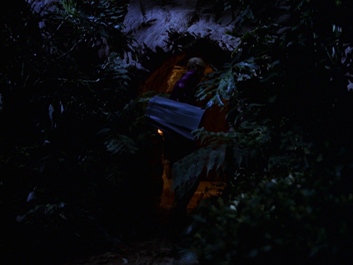 extant_StarTrek_VOY_7x22-NaturalLaw_0837.jpg