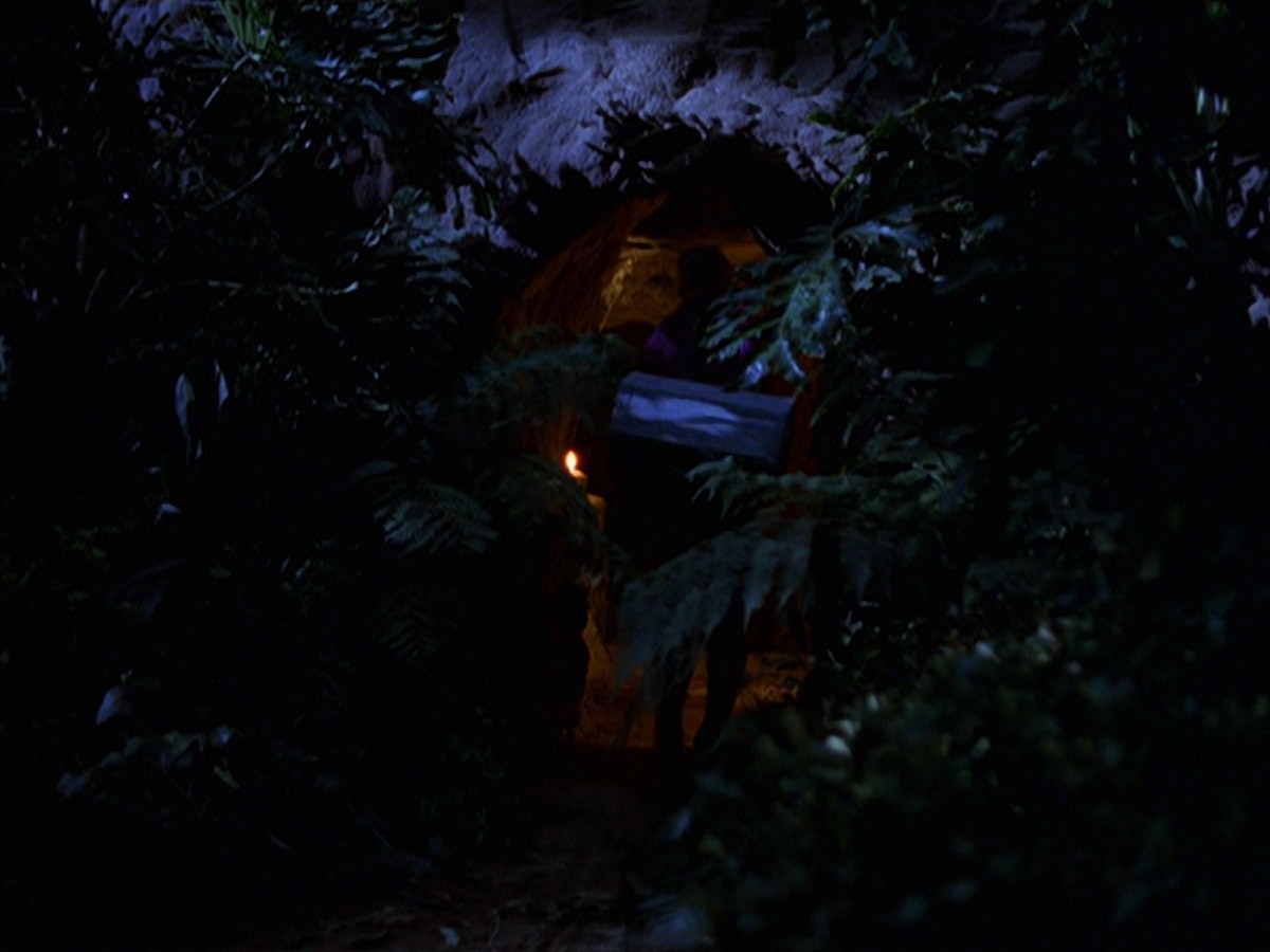 extant_StarTrek_VOY_7x22-NaturalLaw_0838.jpg