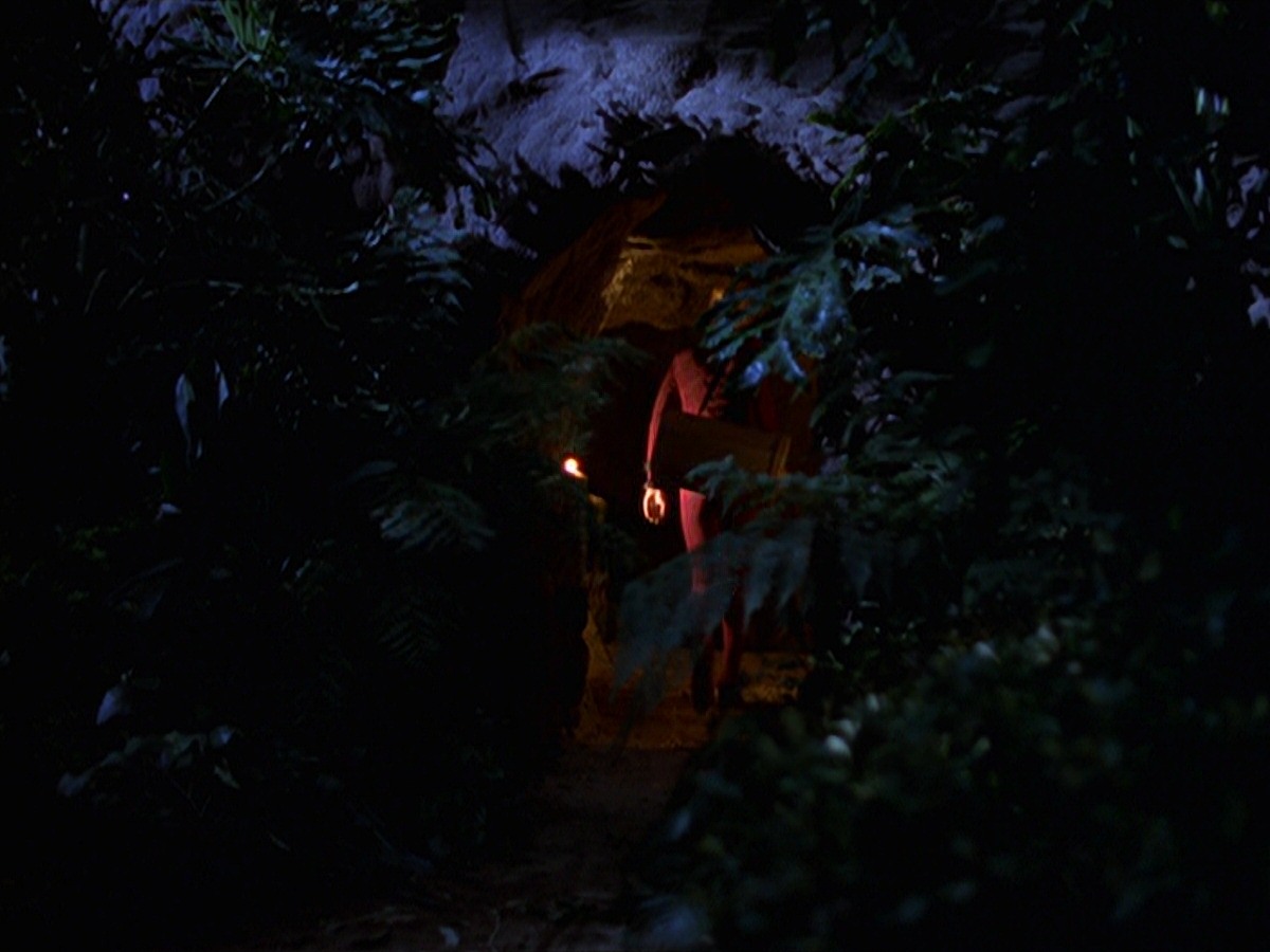 extant_StarTrek_VOY_7x22-NaturalLaw_0840.jpg