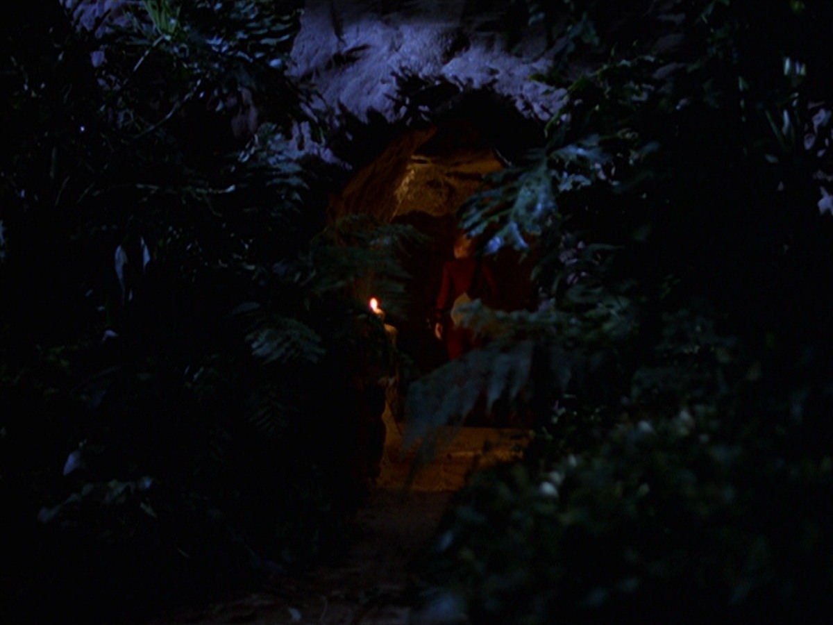extant_StarTrek_VOY_7x22-NaturalLaw_0844.jpg