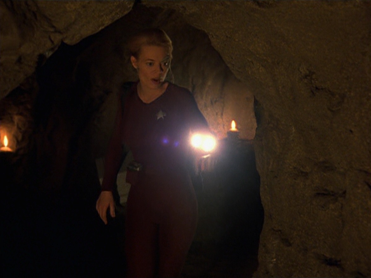 extant_StarTrek_VOY_7x22-NaturalLaw_0854.jpg