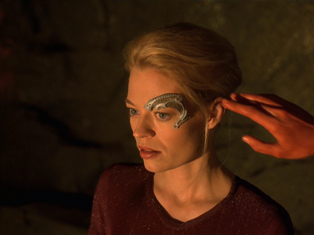extant_StarTrek_VOY_7x22-NaturalLaw_0972.jpg