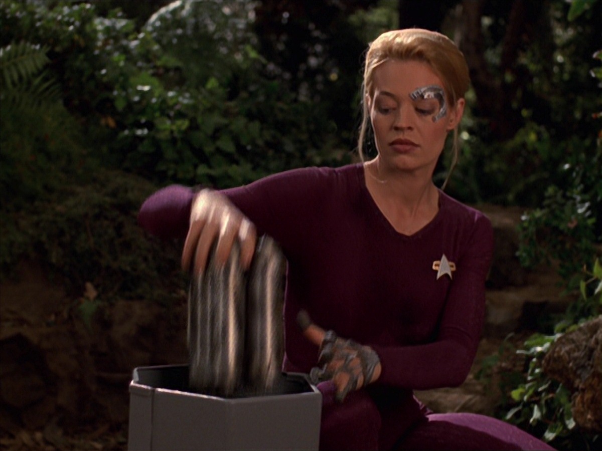 extant_StarTrek_VOY_7x22-NaturalLaw_1281.jpg