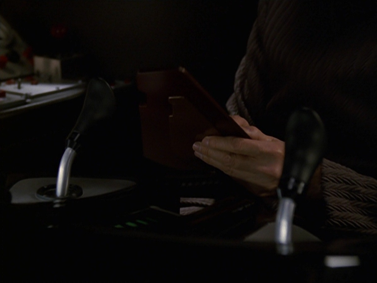 extant_StarTrek_VOY_7x22-NaturalLaw_1698.jpg
