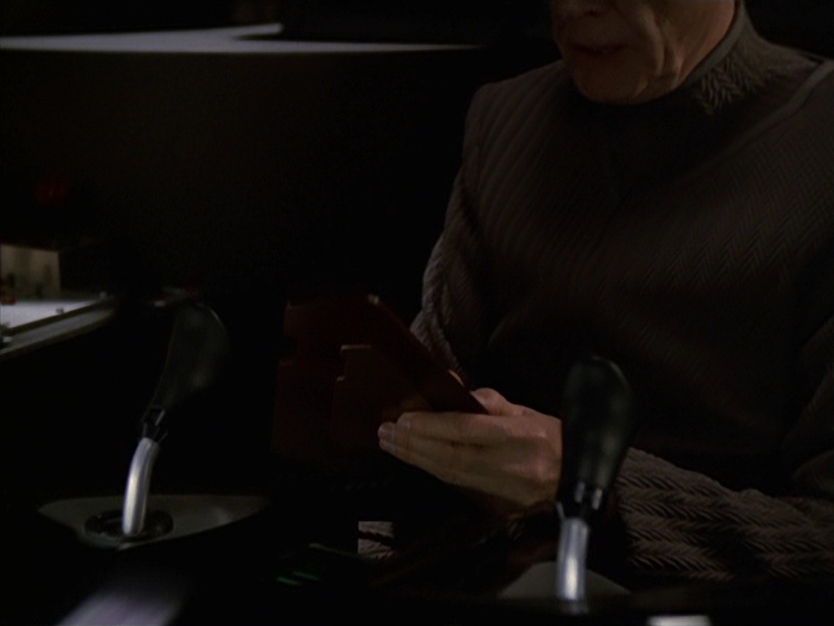 extant_StarTrek_VOY_7x22-NaturalLaw_1700.jpg