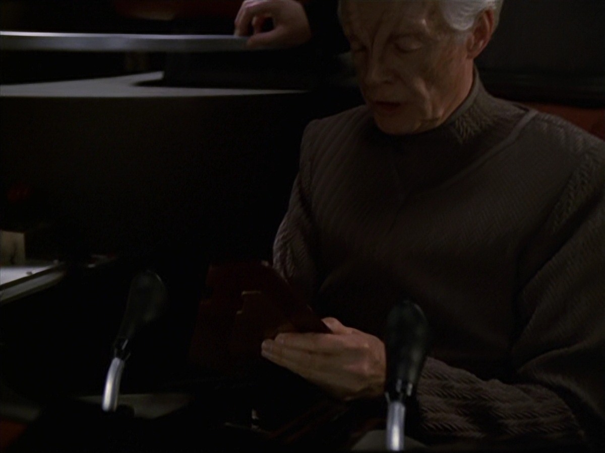 extant_StarTrek_VOY_7x22-NaturalLaw_1701.jpg