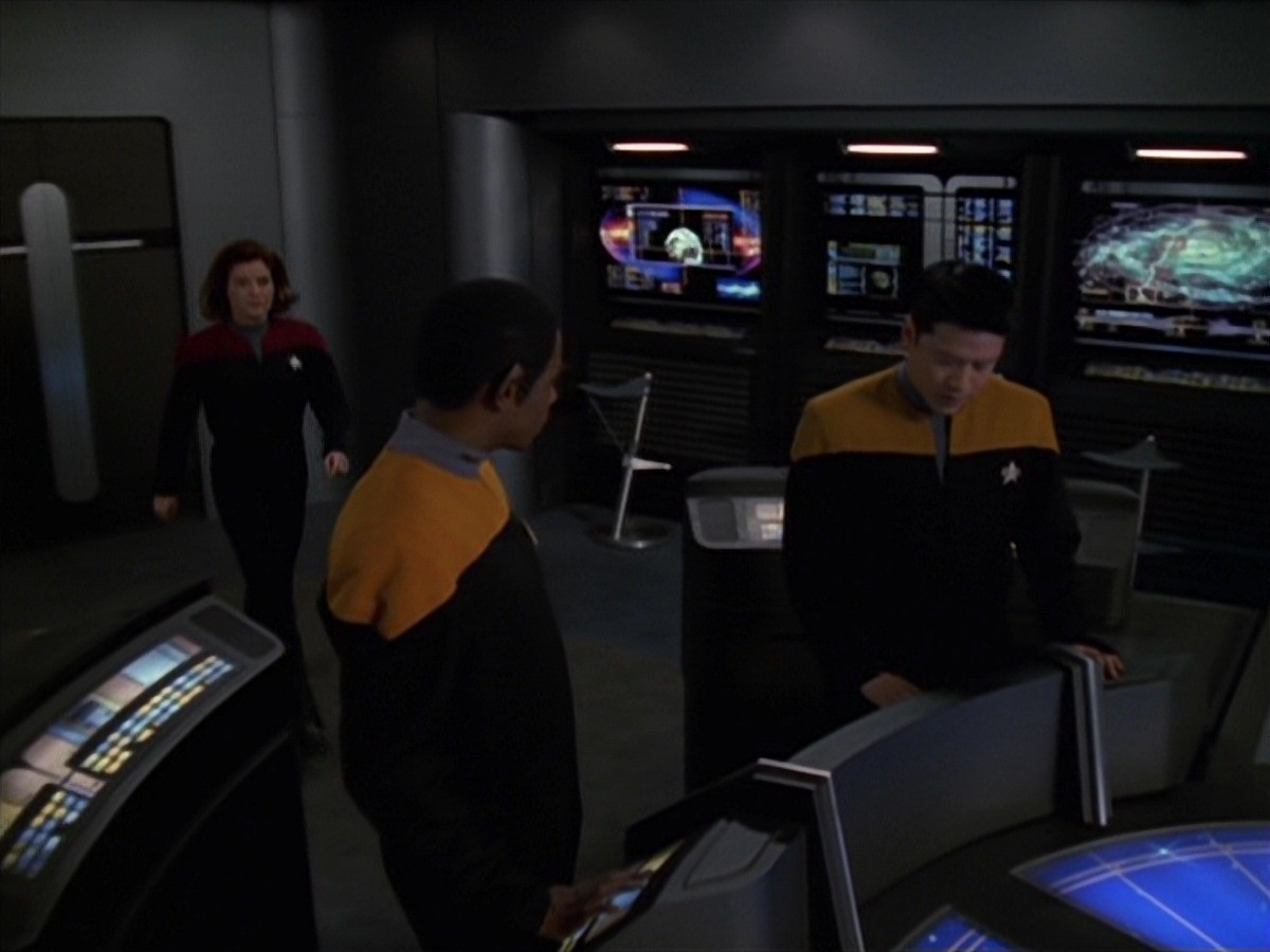 extant_StarTrek_VOY_7x22-NaturalLaw_2174.jpg