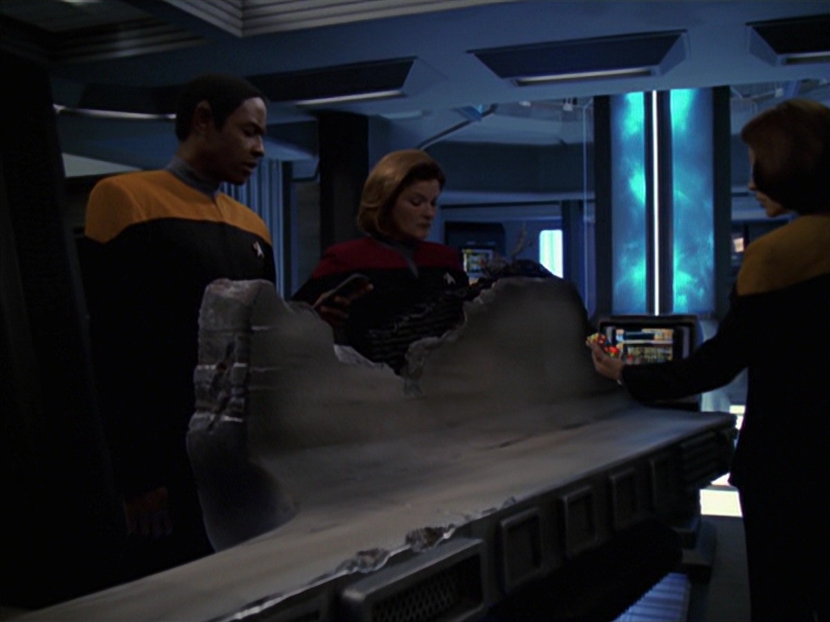 extant_StarTrek_VOY_7x22-NaturalLaw_2388.jpg