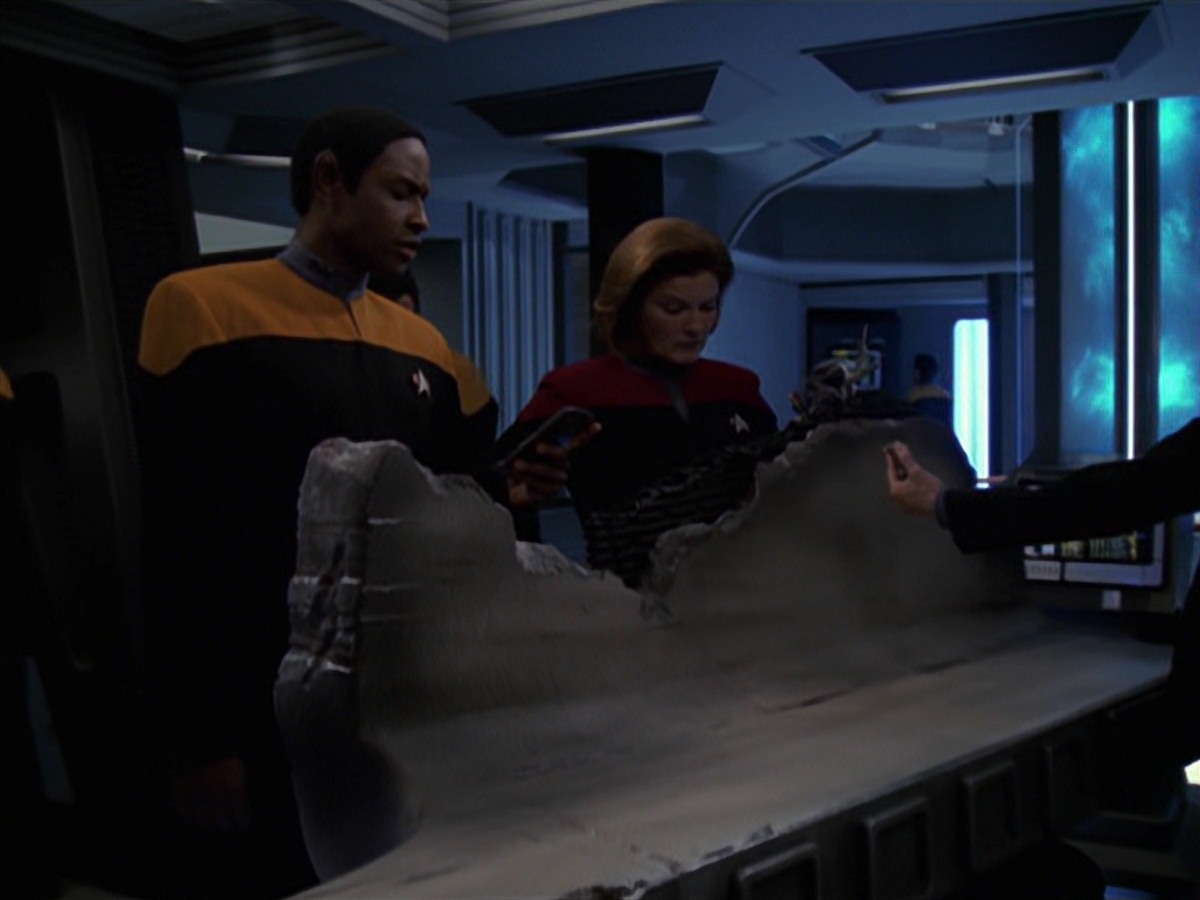 extant_StarTrek_VOY_7x22-NaturalLaw_2390.jpg