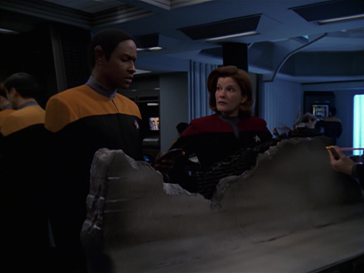 extant_StarTrek_VOY_7x22-NaturalLaw_2392.jpg