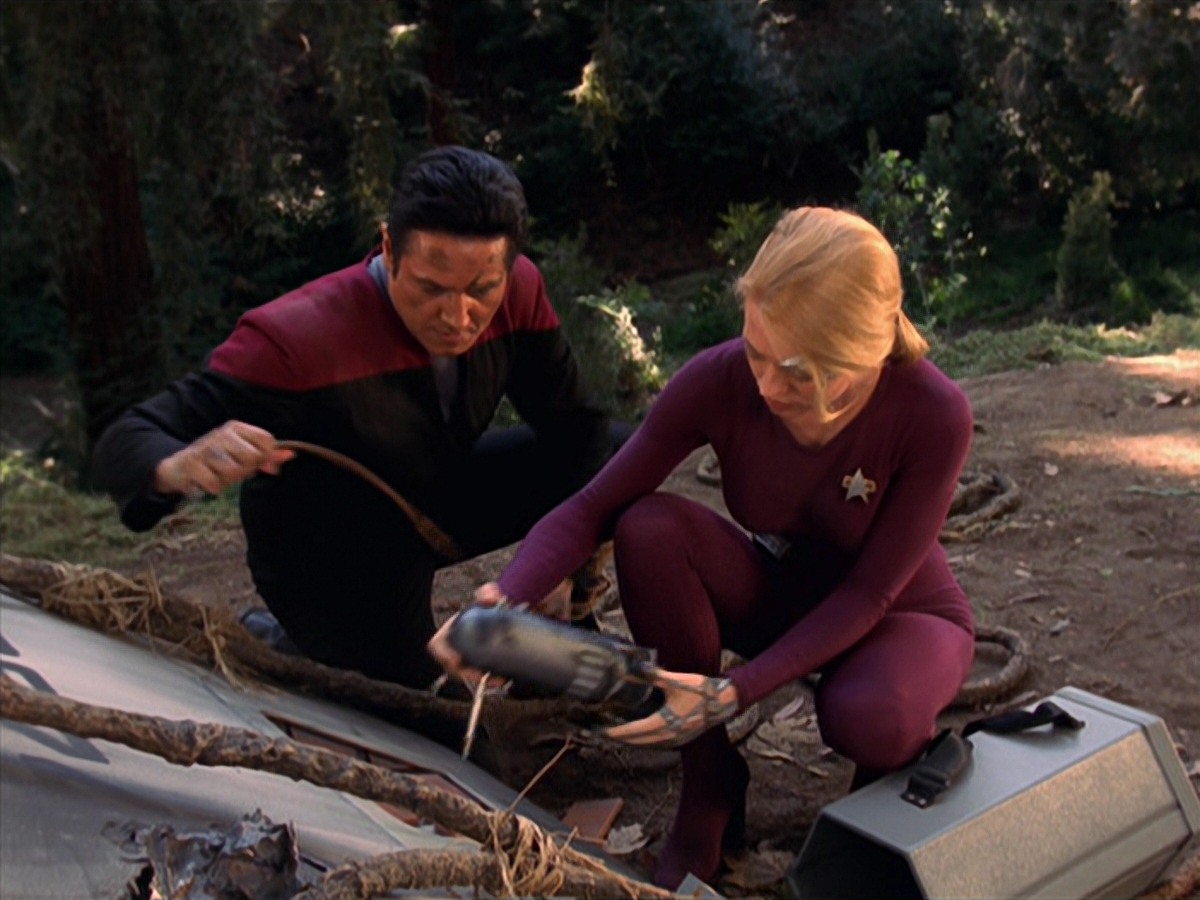 extant_StarTrek_VOY_7x22-NaturalLaw_2763.jpg