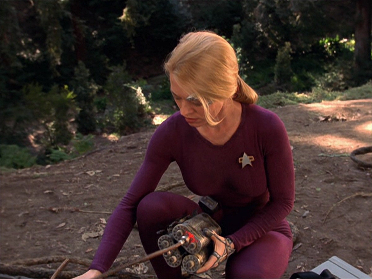 extant_StarTrek_VOY_7x22-NaturalLaw_2800.jpg
