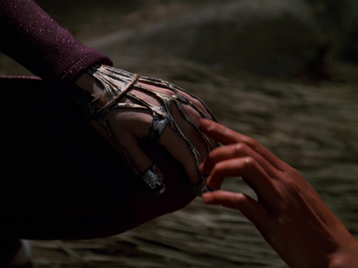 extant_StarTrek_VOY_7x22-NaturalLaw_2950.jpg