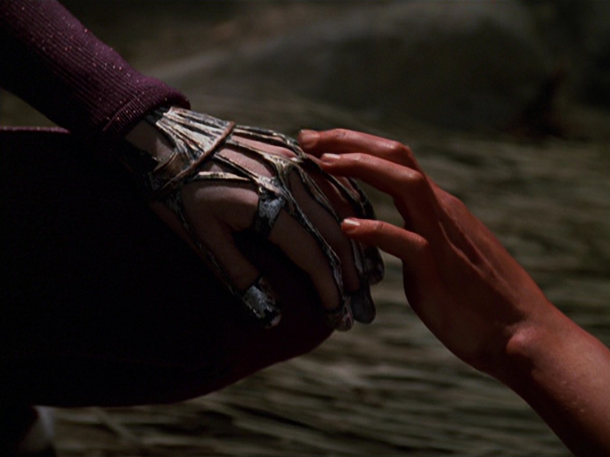extant_StarTrek_VOY_7x22-NaturalLaw_2952.jpg
