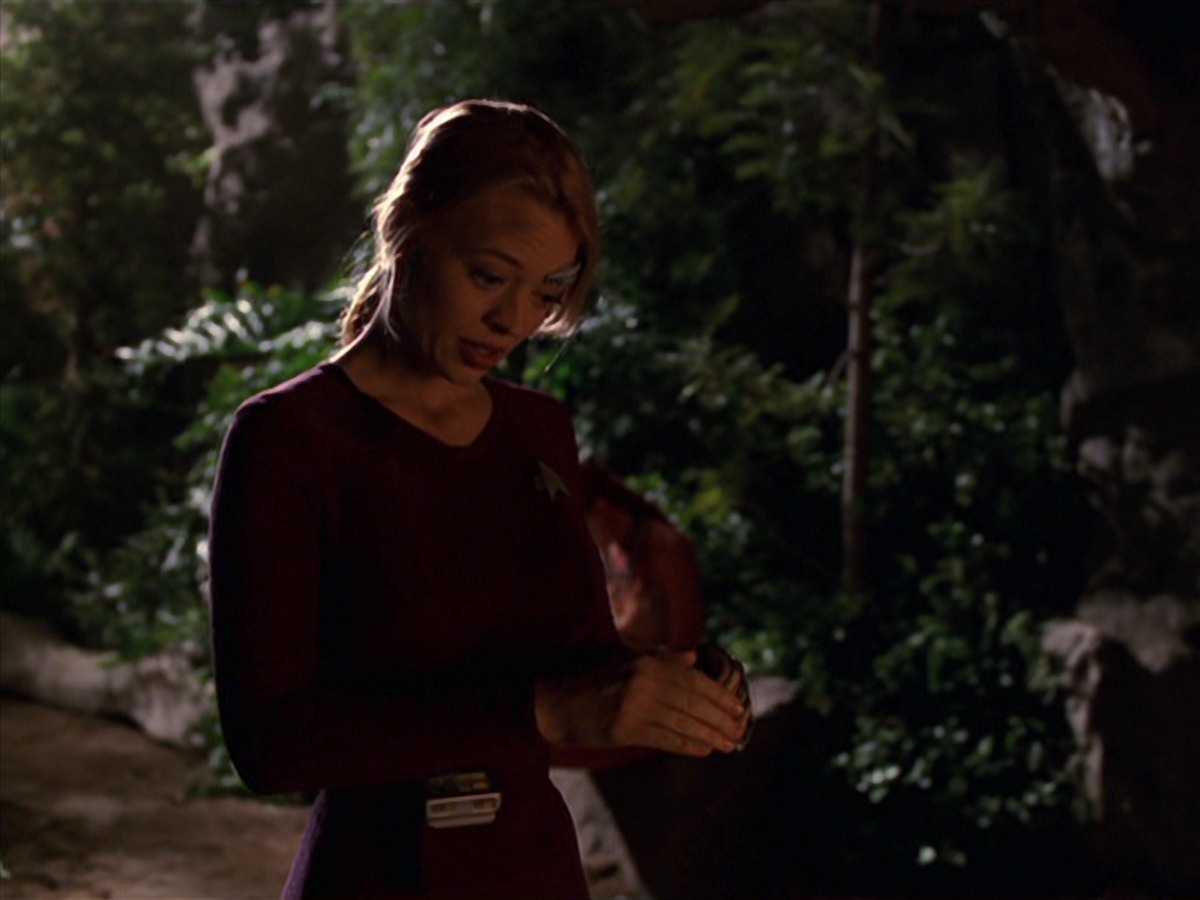 extant_StarTrek_VOY_7x22-NaturalLaw_2979.jpg