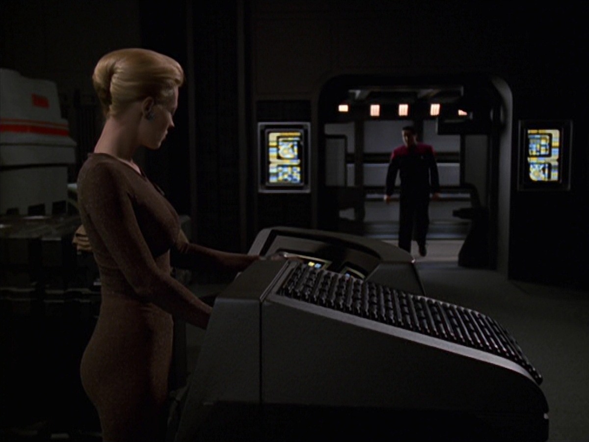 extant_StarTrek_VOY_7x22-NaturalLaw_3477.jpg