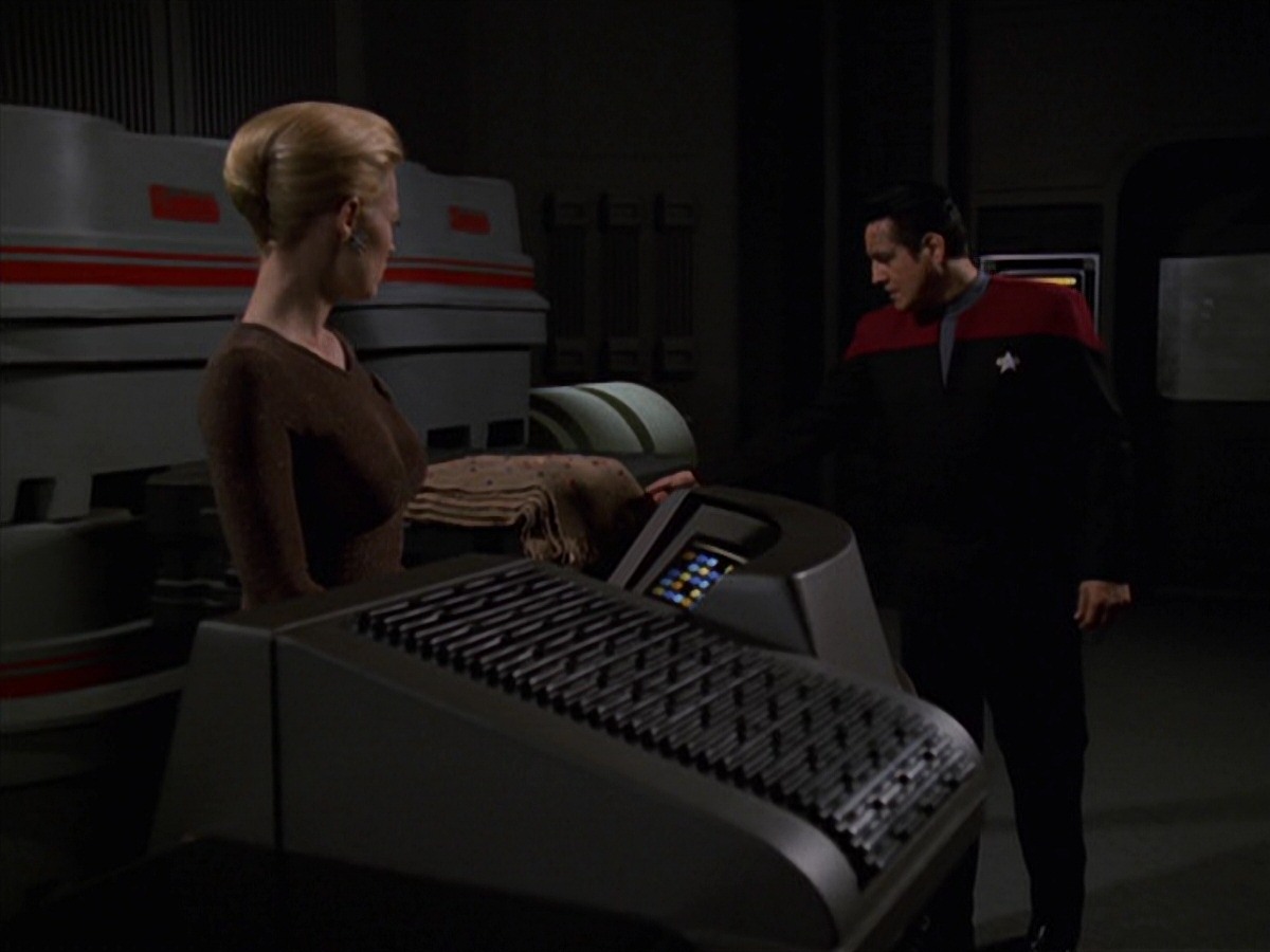extant_StarTrek_VOY_7x22-NaturalLaw_3486.jpg