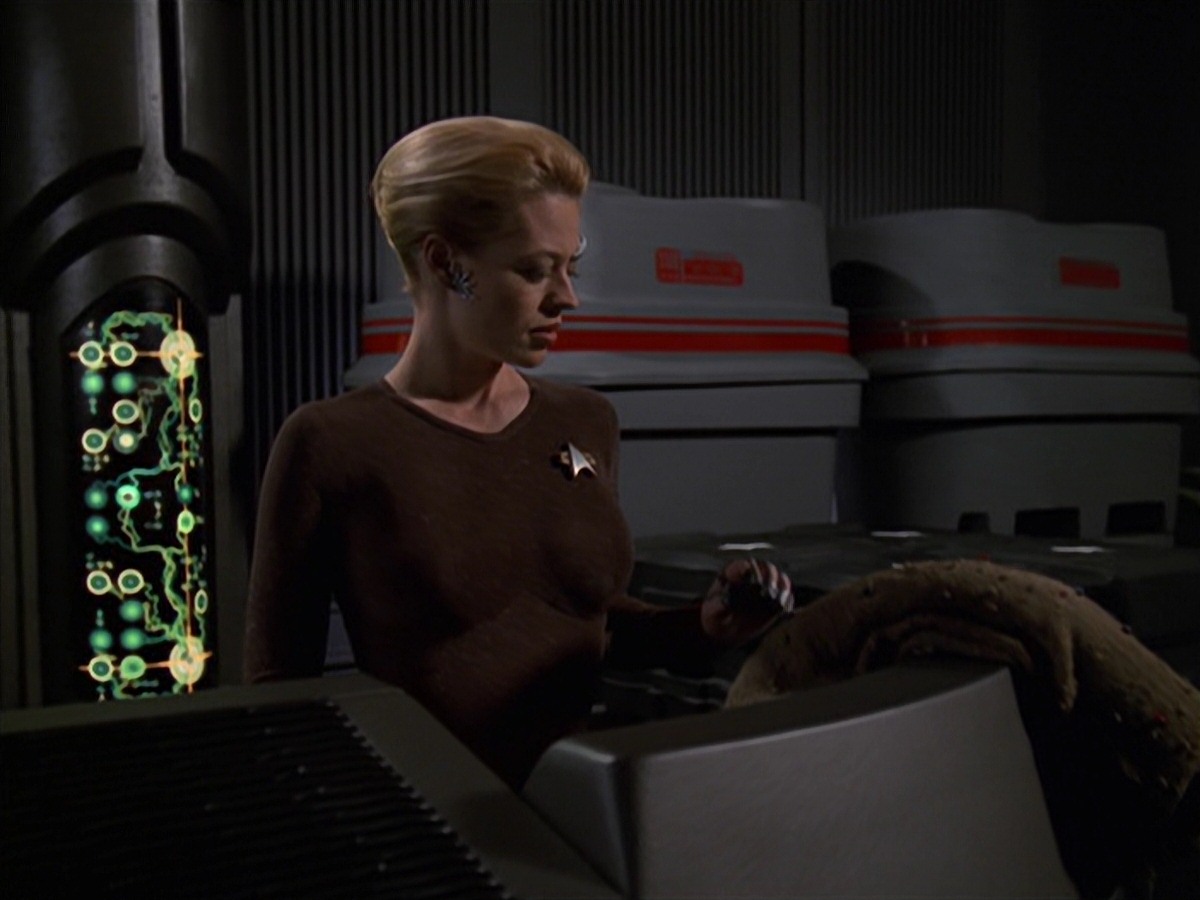 extant_StarTrek_VOY_7x22-NaturalLaw_3626.jpg