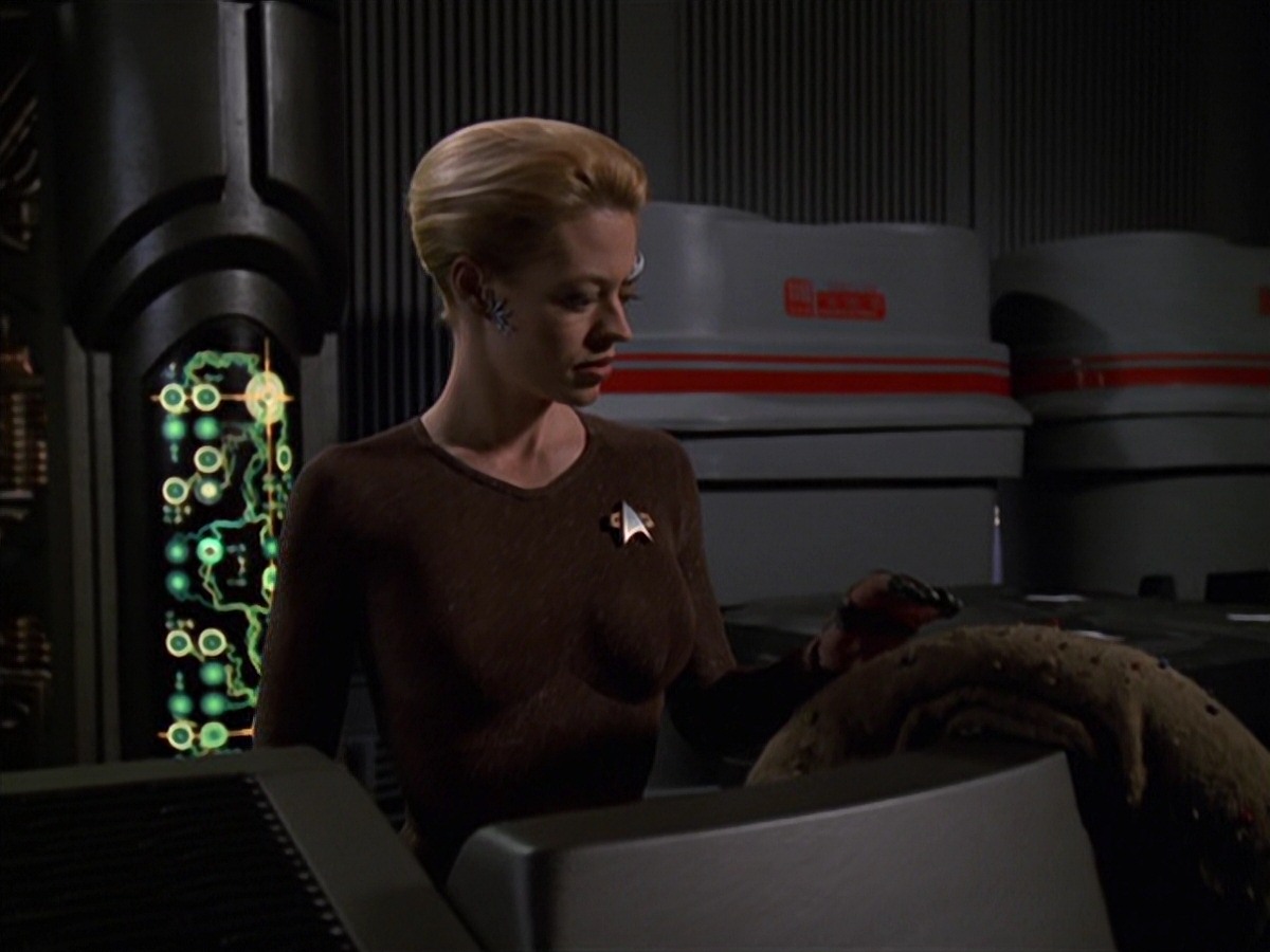 extant_StarTrek_VOY_7x22-NaturalLaw_3627.jpg