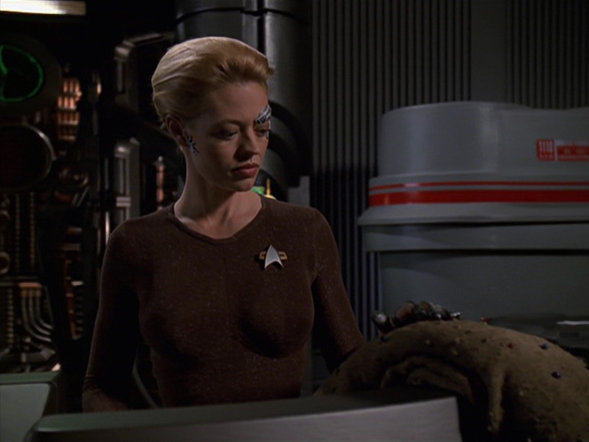 extant_StarTrek_VOY_7x22-NaturalLaw_3630.jpg