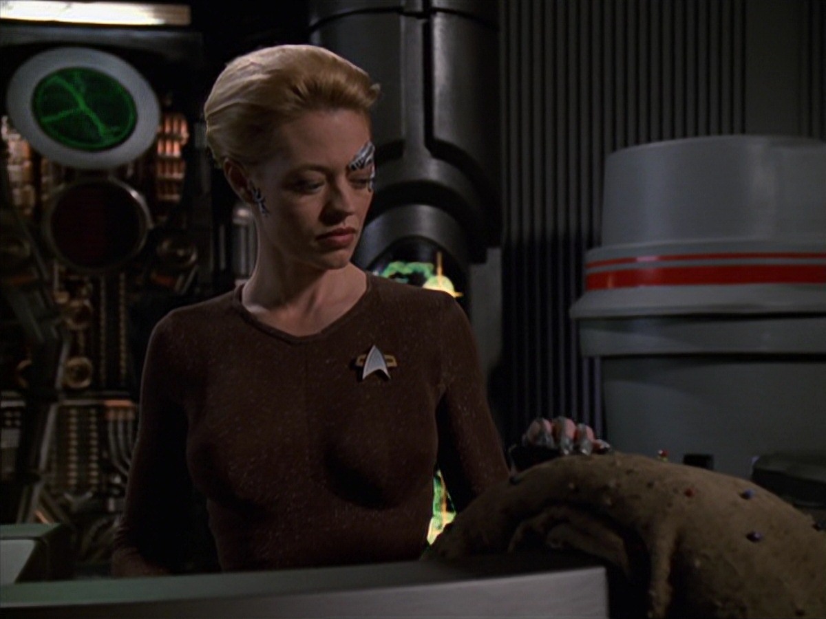 extant_StarTrek_VOY_7x22-NaturalLaw_3631.jpg