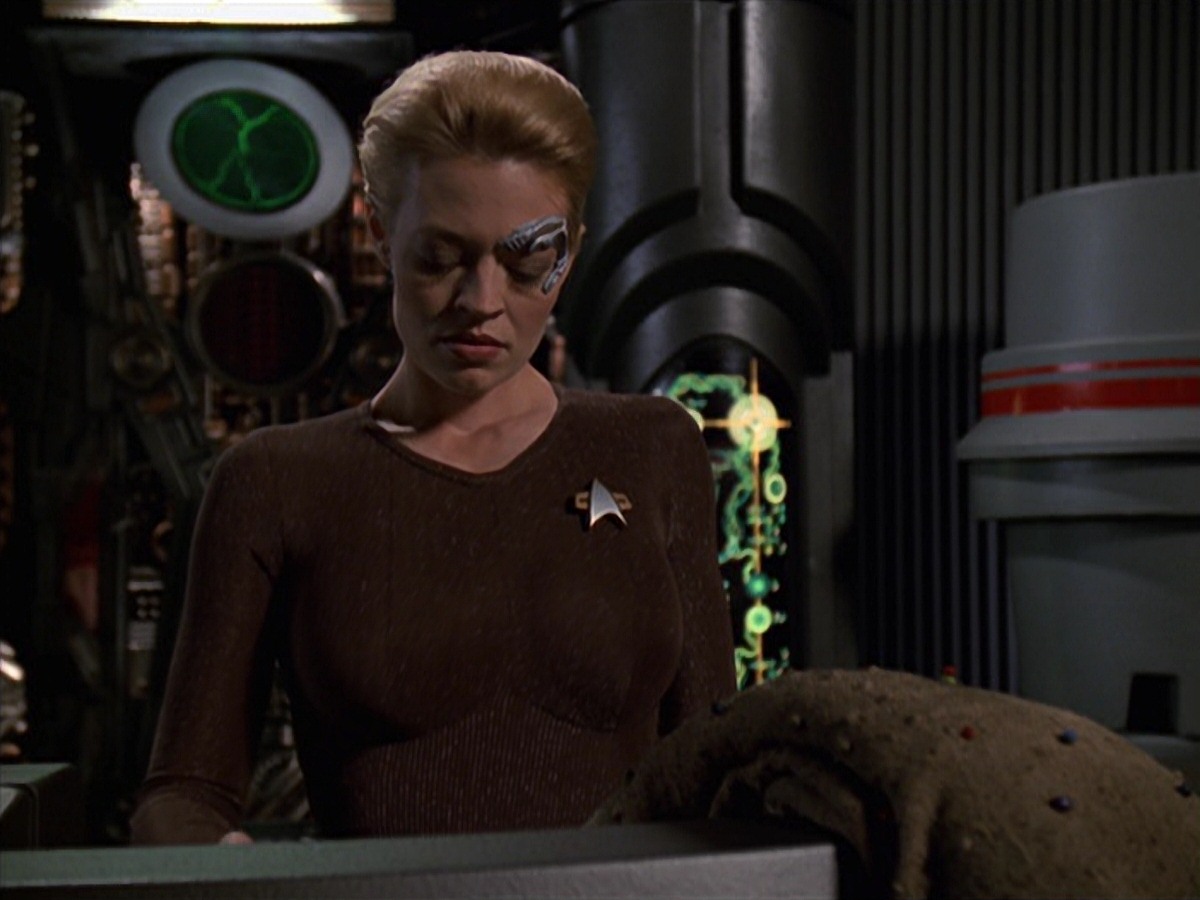 extant_StarTrek_VOY_7x22-NaturalLaw_3635.jpg