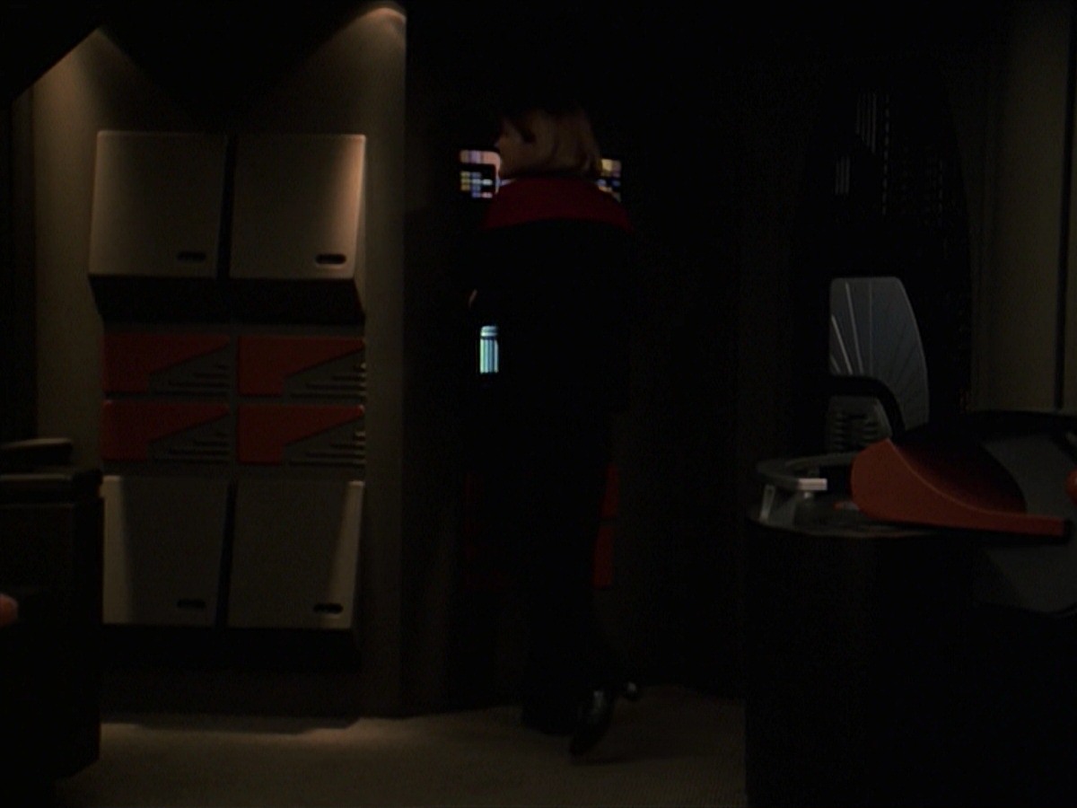 extant_StarTrek_VOY_7x24-RenaissanceMan_0071.jpg