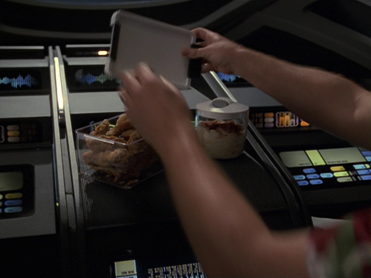 extant_StarTrek_VOY_7x24-RenaissanceMan_0374.jpg