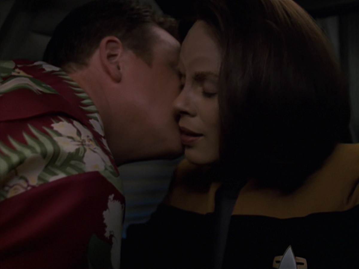 extant_StarTrek_VOY_7x24-RenaissanceMan_0400.jpg