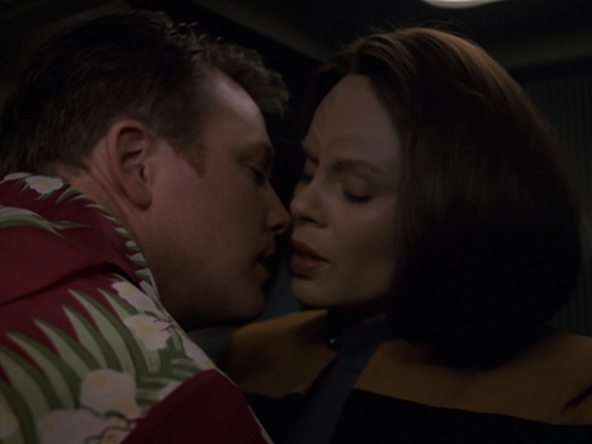 extant_StarTrek_VOY_7x24-RenaissanceMan_0430.jpg
