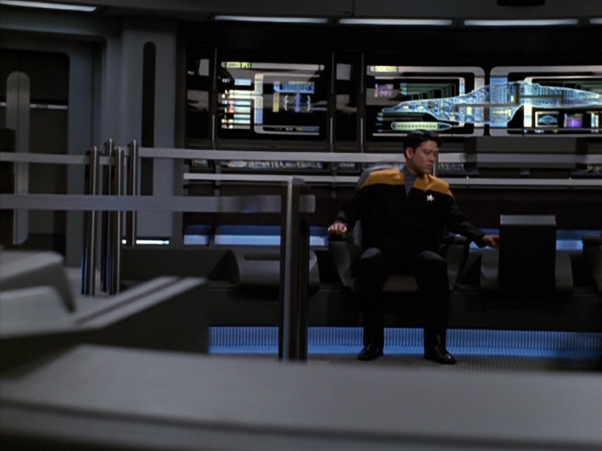 extant_StarTrek_VOY_7x24-RenaissanceMan_0445.jpg