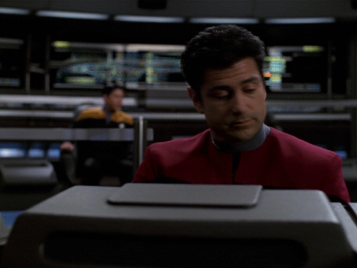 extant_StarTrek_VOY_7x24-RenaissanceMan_0459.jpg