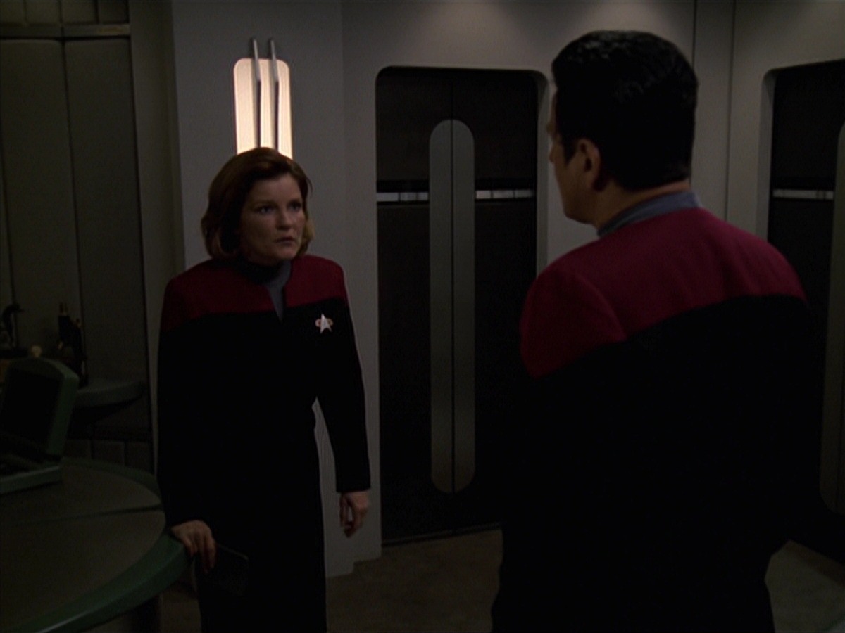 extant_StarTrek_VOY_7x24-RenaissanceMan_0504.jpg