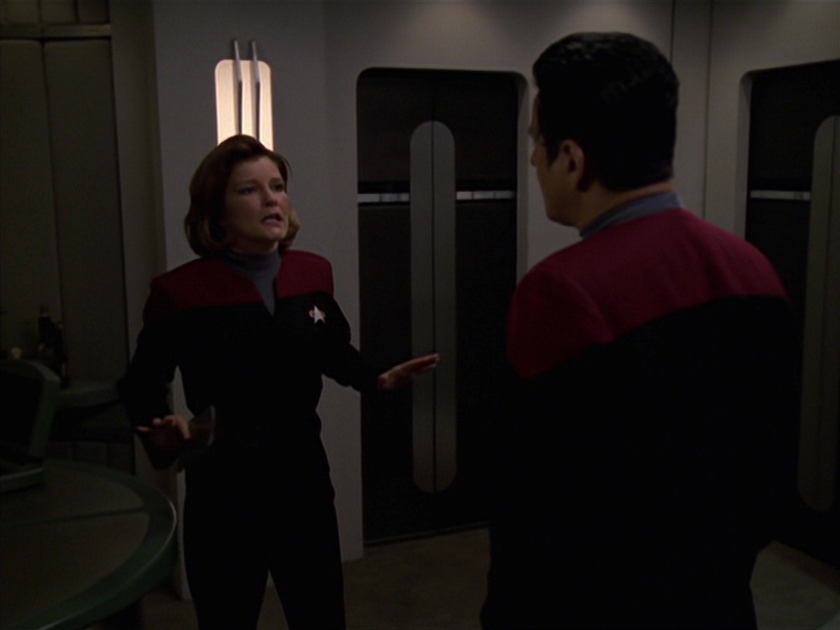 extant_StarTrek_VOY_7x24-RenaissanceMan_0511.jpg