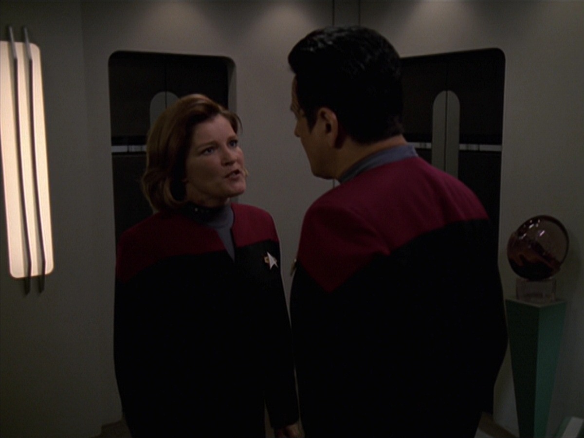 extant_StarTrek_VOY_7x24-RenaissanceMan_0516.jpg