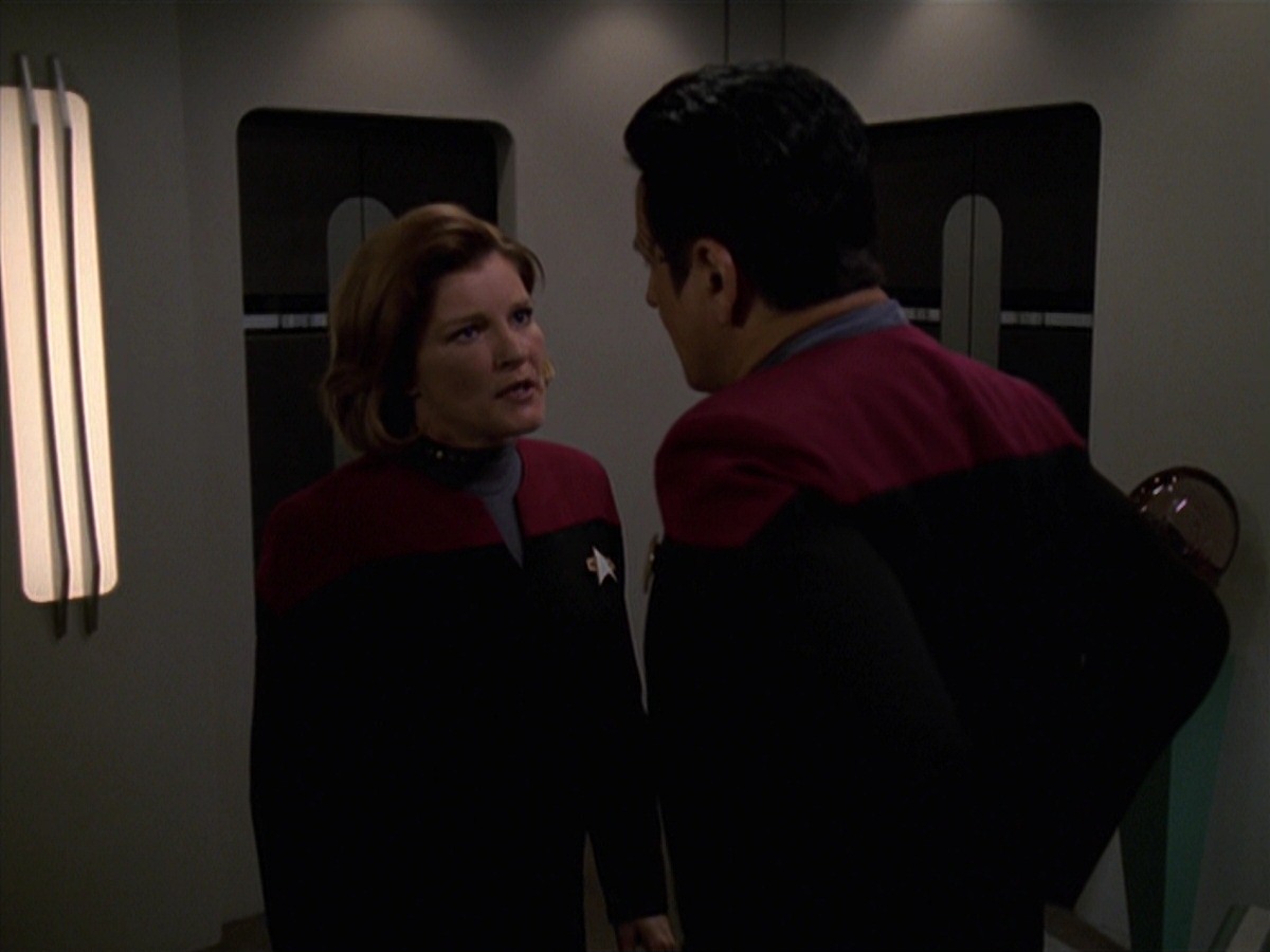 extant_StarTrek_VOY_7x24-RenaissanceMan_0517.jpg