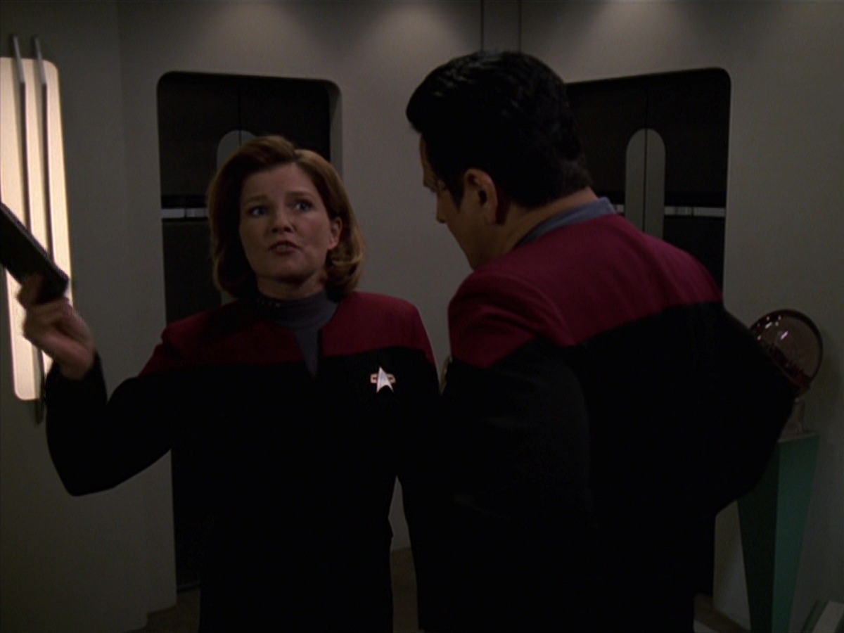 extant_StarTrek_VOY_7x24-RenaissanceMan_0519.jpg