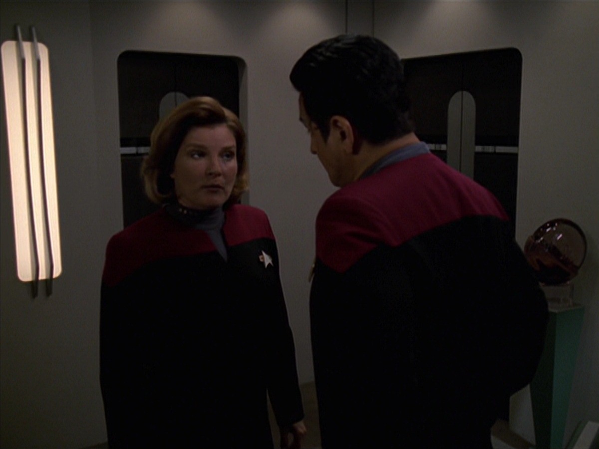 extant_StarTrek_VOY_7x24-RenaissanceMan_0525.jpg