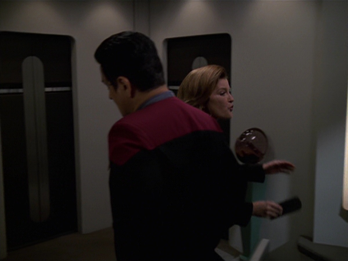 extant_StarTrek_VOY_7x24-RenaissanceMan_0527.jpg