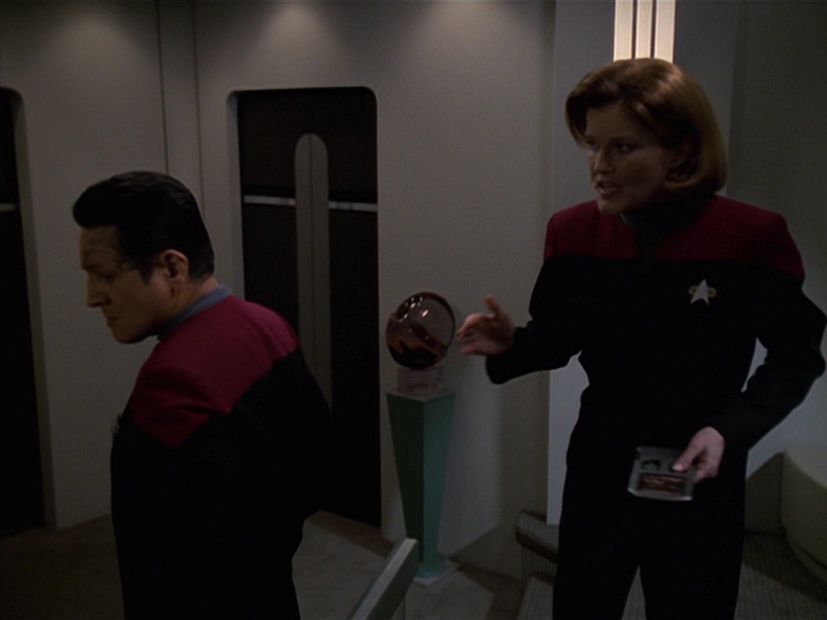 extant_StarTrek_VOY_7x24-RenaissanceMan_0530.jpg