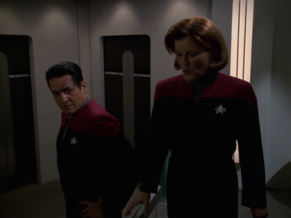 extant_StarTrek_VOY_7x24-RenaissanceMan_0531.jpg