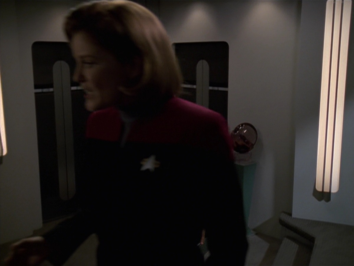 extant_StarTrek_VOY_7x24-RenaissanceMan_0533.jpg