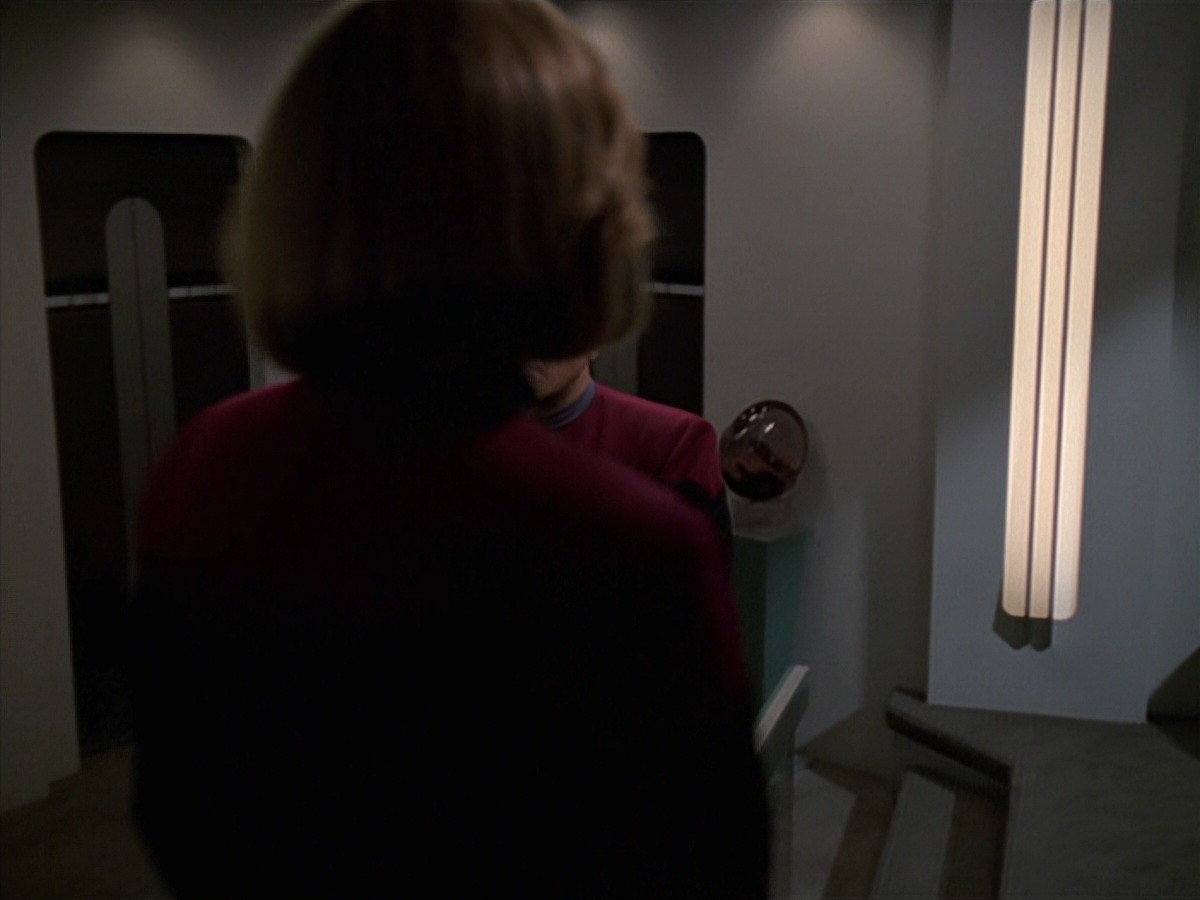 extant_StarTrek_VOY_7x24-RenaissanceMan_0539.jpg