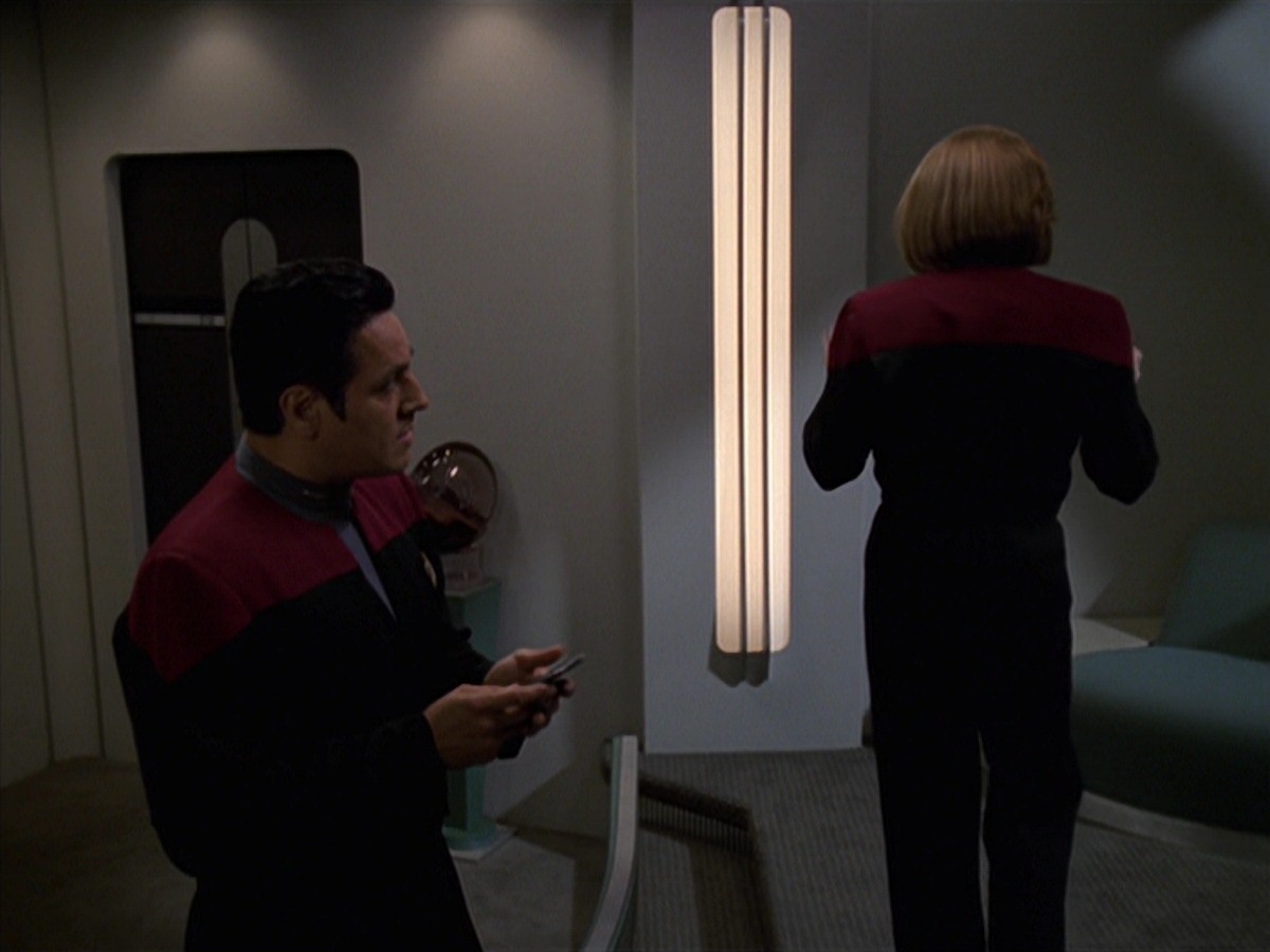 extant_StarTrek_VOY_7x24-RenaissanceMan_0572.jpg