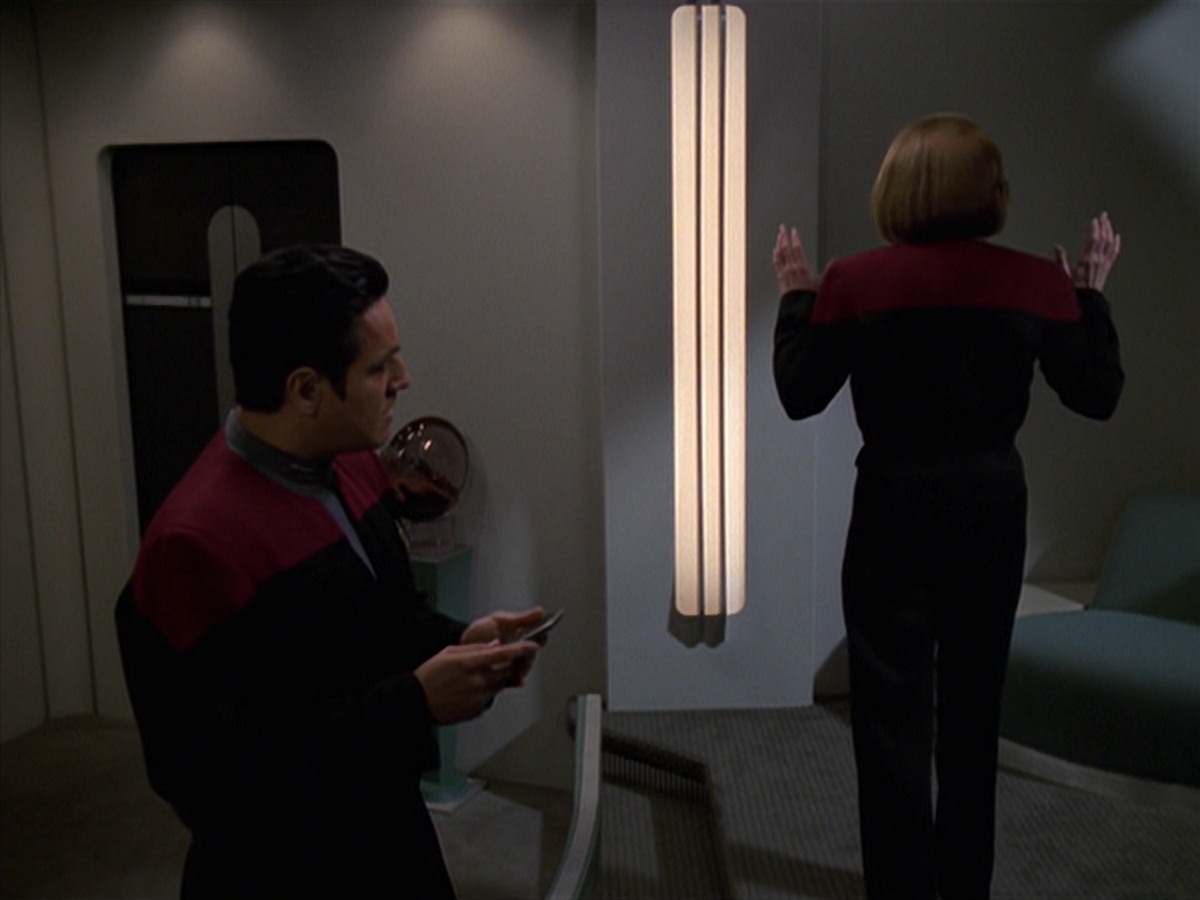extant_StarTrek_VOY_7x24-RenaissanceMan_0573.jpg