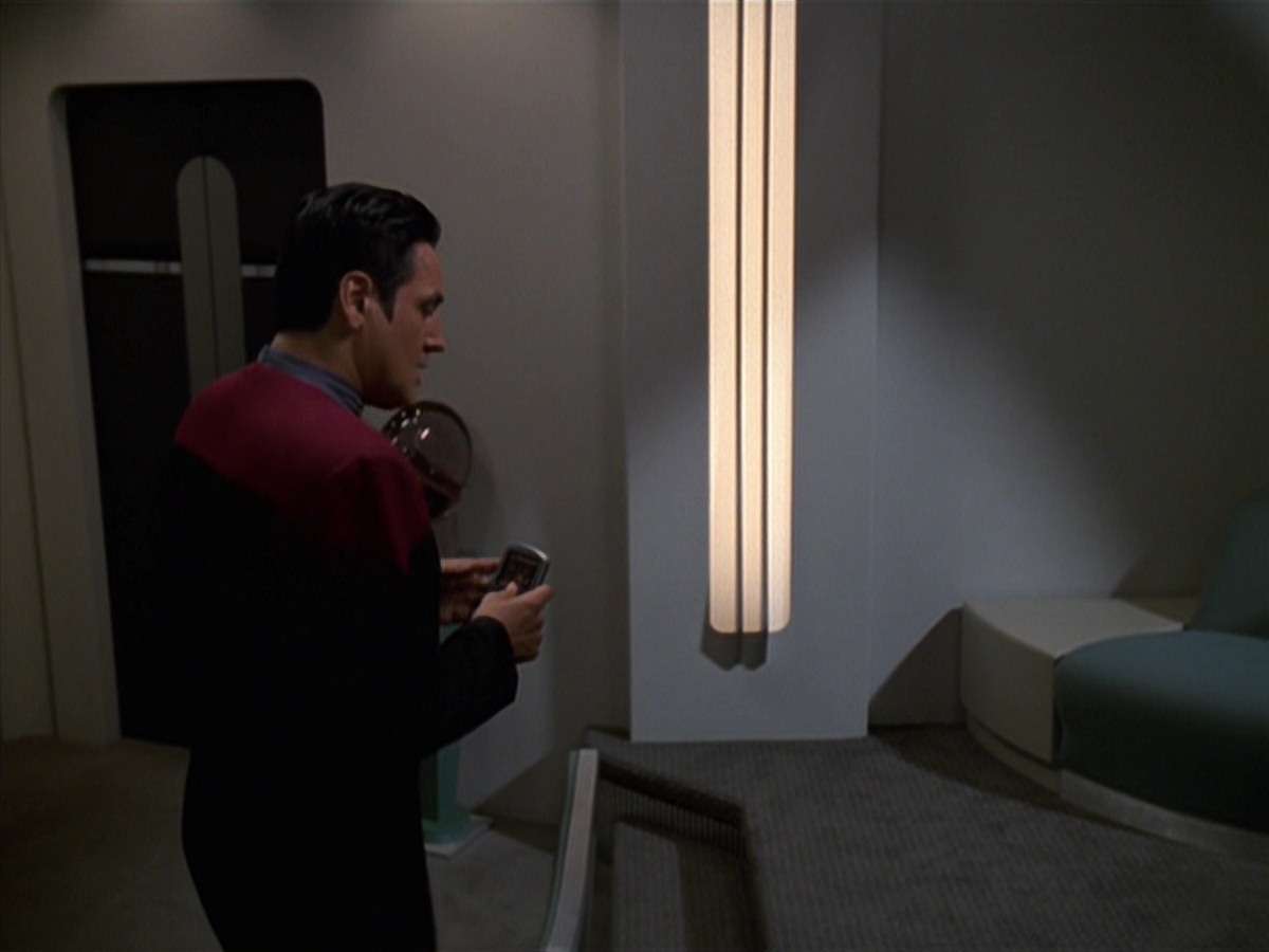 extant_StarTrek_VOY_7x24-RenaissanceMan_0602.jpg