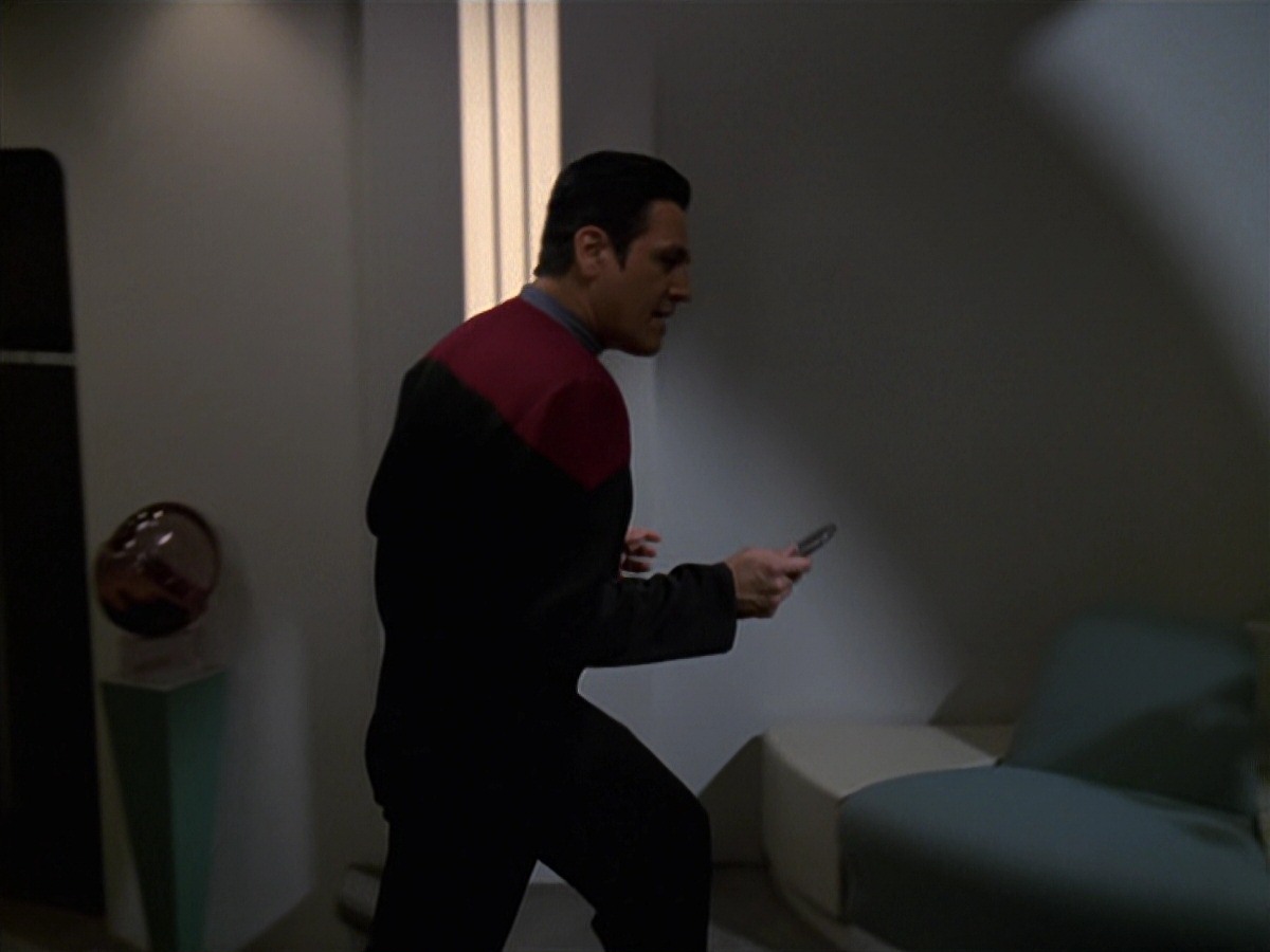 extant_StarTrek_VOY_7x24-RenaissanceMan_0604.jpg