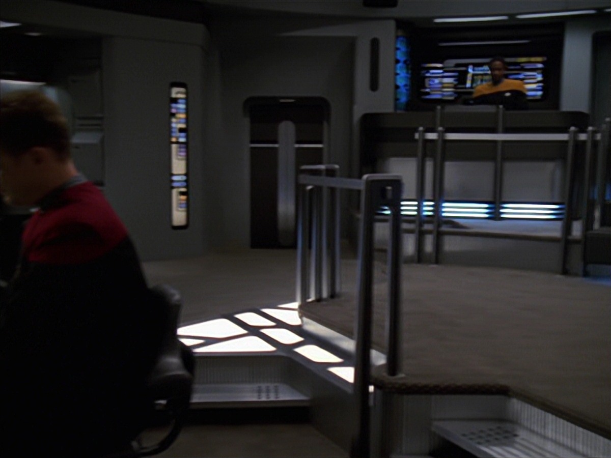 extant_StarTrek_VOY_7x24-RenaissanceMan_0753.jpg