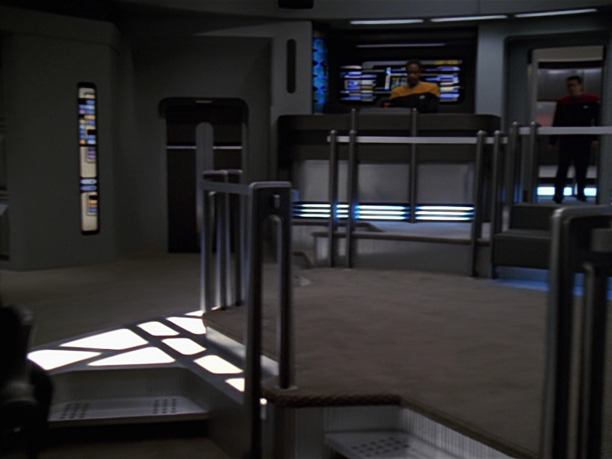 extant_StarTrek_VOY_7x24-RenaissanceMan_0754.jpg